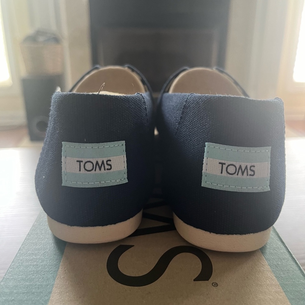 NWT TOMS navy blue size 7 never worn.